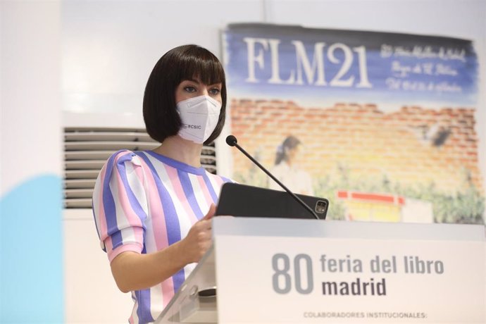 La ministra de Ciencia e Innovación, Diana Morant, en el evento 'Contadoras: diálogo sobre ciencias y letras entre Rosa Montero y Clara Grima' en la Feria del Libro de Madrid 2021, a 12 de septiembre de 2021, en Madrid (España). Este es uno de los event