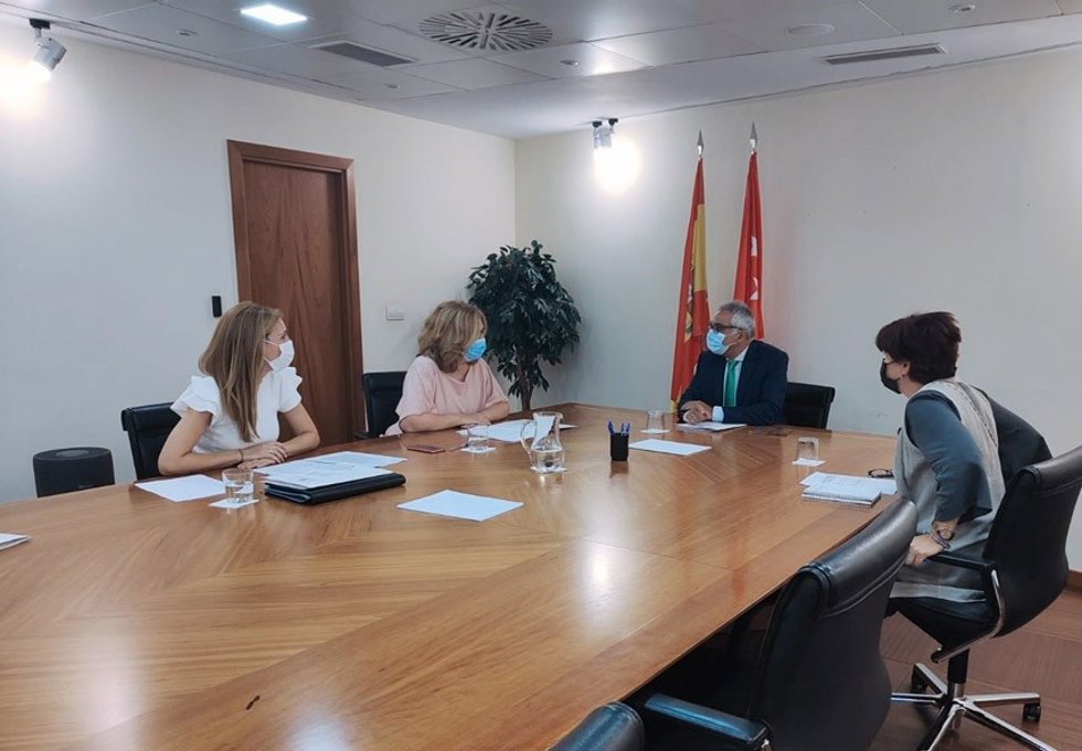 La alcaldesa de Alcorcón, Natalia de Andrés, muestra su preocupación al consejero de Administración Local de la Comunidad de Madrid, Carlos Izquierdo, por el "serio retraso" del PIR y le pide mejoras en transportes