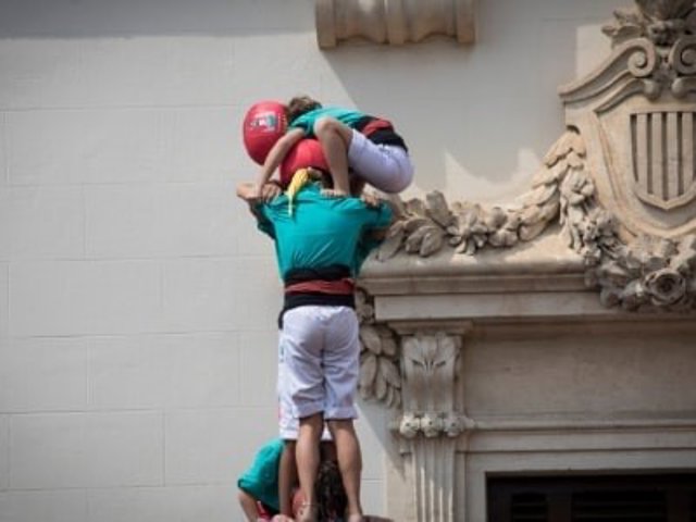 Arxiu - Moment en què la cassoleta es col·loca al pom de dalt d'un castell