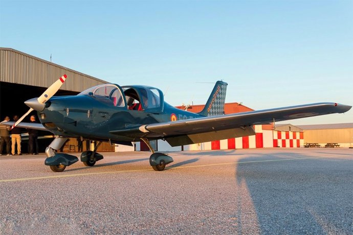 Uno de los aviones -Tecnam- participantes en el acto por el Raid Aéreo de Tablada.