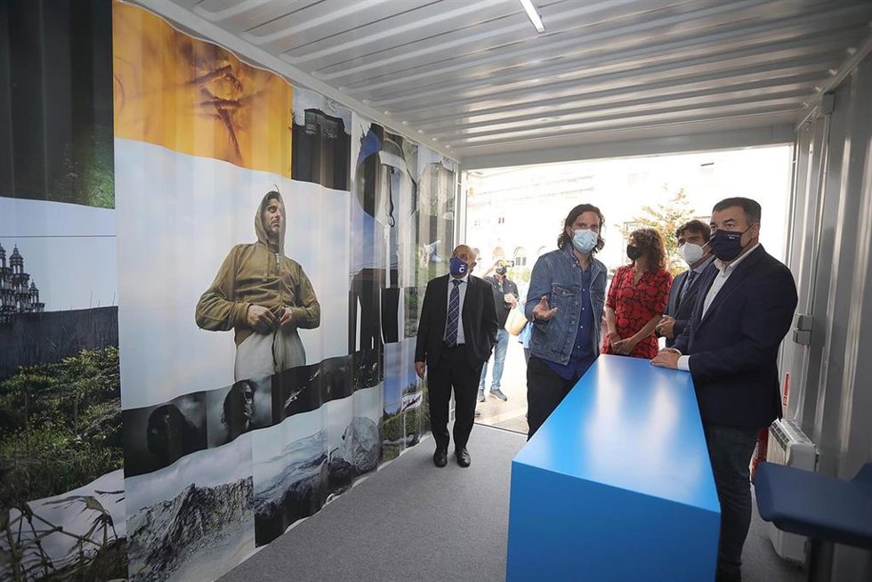 Archivo - El conselleiro de Cultura,  Román Rodríguez, y el presidente de la Autoridad Portuaria de A Coruña, Martín Fernández Prado, inauguran la muestra 'Recorrer el tiempo'