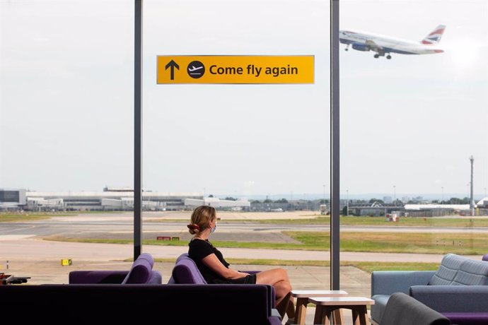 Archivo - 29 July 2021, United Kingdom, London: A general view of "Come Fly Again" signage at London's Heathrow Airport during a celebration for the safe reopening of international travel and its 75th anniversary. Photo: David Parry/PA Wire/dpa