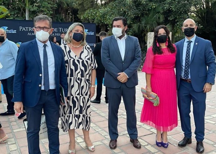 Cargos de Cs con la alcaldesa de Almuñécar, Trinidad Herrera (PP), tras la entrega de los Premios Turismo 2021