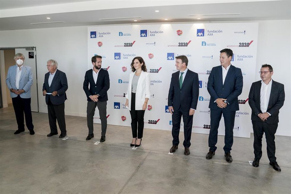(3I-D) El presidente ejecutivo del grupo Secuoya, Raúl Berdonés Montoya; la presidenta de la Comunidad de Madrid, Isabel Díaz Ayuso; y el alcalde de Tres Cantos, Jesús Moreno, a su llegada a a la inauguración de la Jornada Nuevo-Nuevo Periodismo, a 17 d