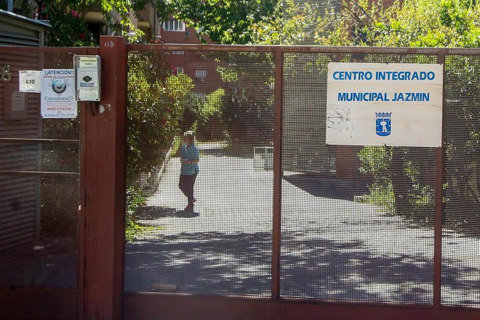 Archivo - Una mujer camina en el interior del recinto de una residencia de ancianos.