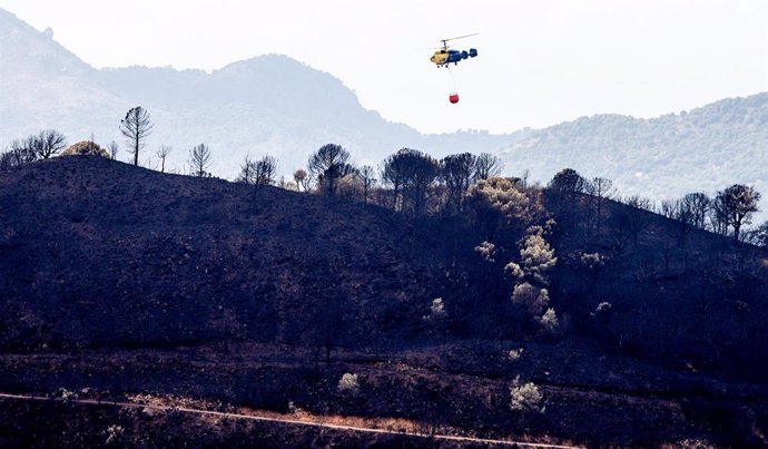 Helicóptero contra incendio en la zonas quemadas por el incendio de Sierra Bermeja, en el área de Puerto de Peñas Blancas a 14 de septiembre 2021 en Estepona (Málaga) Andalucía