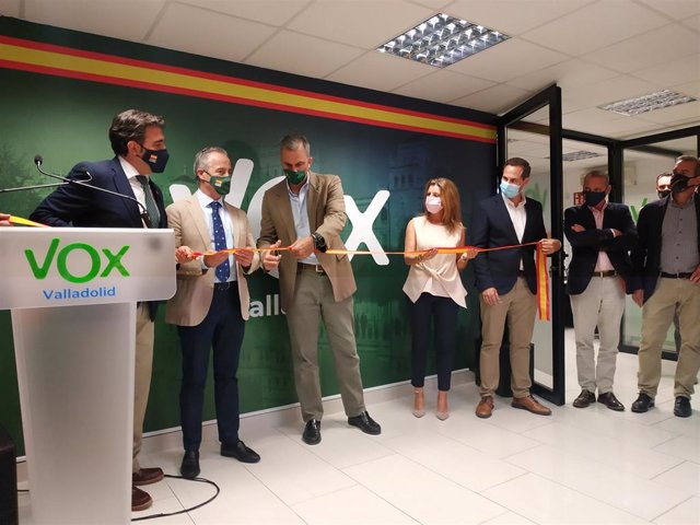 Javier Ortega Smith, duante la inauguración de la sede de VOX en Valladolid.