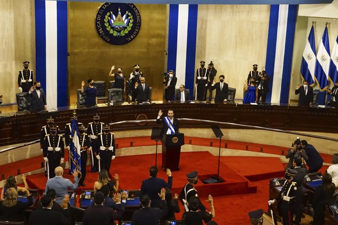 Archivo - 02 June 2021, El Salvador, San Salvador: Salvadoran President Nayib Bukele speaks to Congress during the anniversary of the end of his second year in the government. Photo: Camilo Freedman/ZUMA Wire/dpa