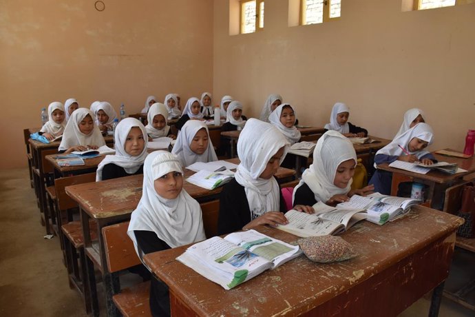 (210915) -- BALKH, Sept. 15, 2021 (Xinhua) -- Afghan girls attend a class at a local school in Mazar-i-Sharif, capital of Balkh province, Afghanistan, Sept. 14, 2021.