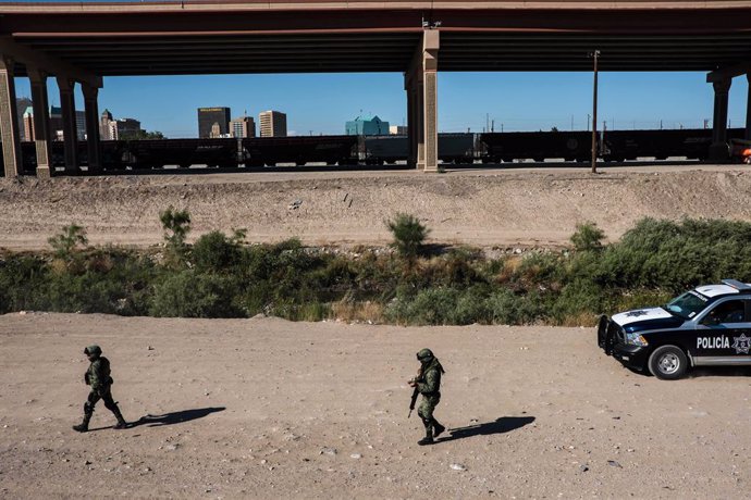 Archivo - 18 June 2019, Mexico, Ciudad Juarez: Soldiers from Mexican Army stand guard along the US-Mexico border during a patrol to prevent migrants from illegally crossing into US through El Paso, Texas. Photo: Joel Angel Juarez/ZUMA Wire/dpa