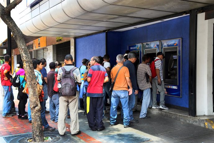 Archivo - La gente hace cola frente a un cajero automático en Venezuela