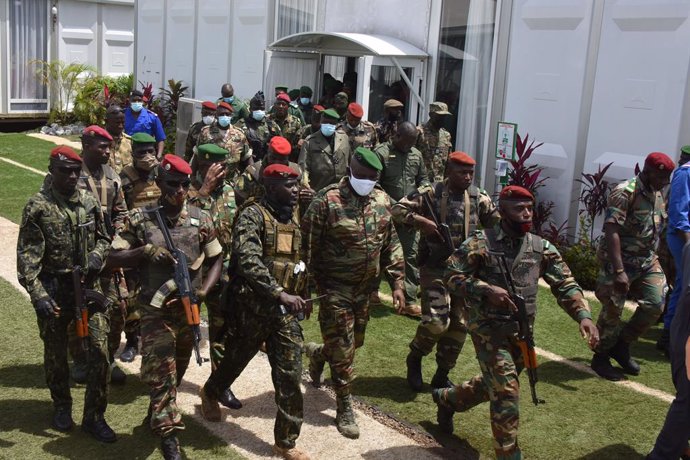 Miembros de las fuerzas especiales de Guinea se ven en Conakry, Guinea, el 6 de septiembre de 2021.