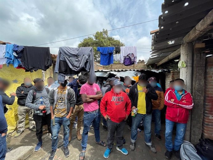 Migrantes rescatados de una casa de seguridad en el centro de México