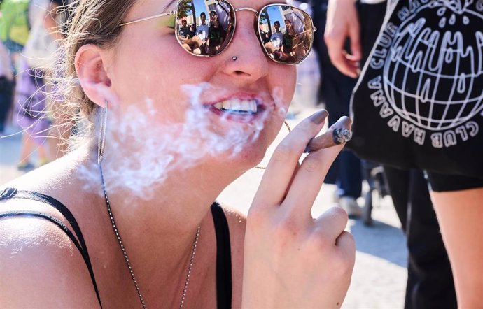 Archivo - 14 August 2021, Berlin: A demonstrator smokes a joint during the Hanfparade 2021 to call for legalizing cannabis use in Germany. Photo: Annette Riedl/dpa