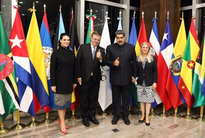 El presidente de Venezuela, Nicolás Maduro, junto al ministro de Exteriores de México, Marcelo Ebrard, antes de la cumbre de la CELAC.