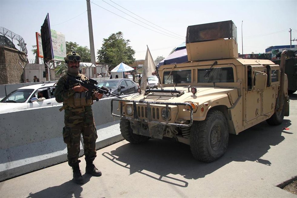 Miliciano talibán junto al aeropuerto de Kabul.
