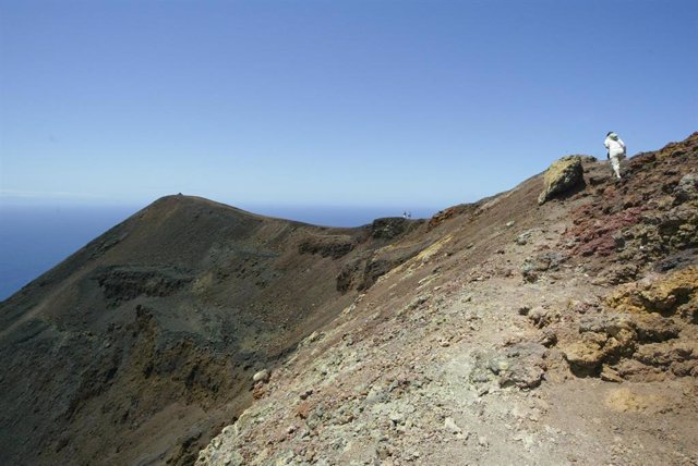 Un hombre en el mirador de Cumbre Vieja, una zona al sur de la isla que podría verse afectada por una posible erupción volcánica, a 14 de septiembre de 2021, en Cumbre Vieja, La Palma, Islas Canarias, (España). El Gobierno de Canarias ha activado el Plan 