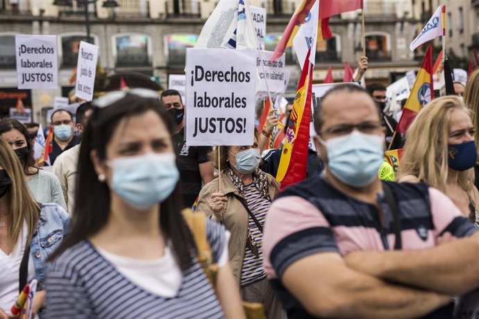 Archivo - Varias decenas de personas participan en una concentración de la Asociación Unificada de Guardias Civiles (AUGC).