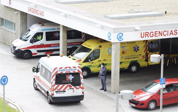 Archivo - Ambulancias en Valdecilla