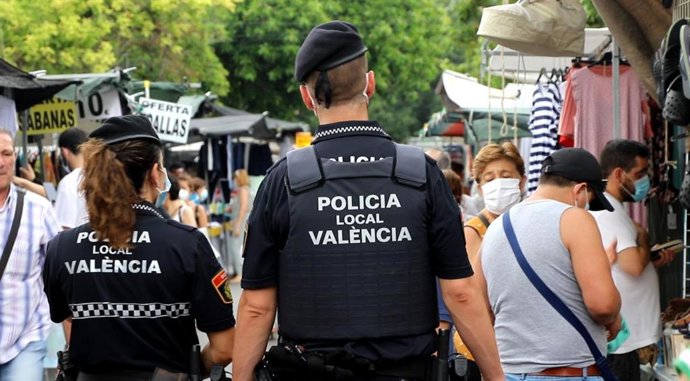 Archivo - Agentes de la Policía Local de Valncia en un mercadillo