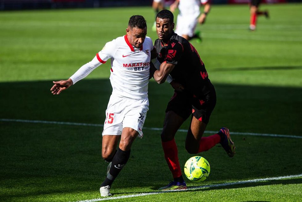 Archivo - Fernando y Alexander Isak en un Sevilla-Real Sociedad