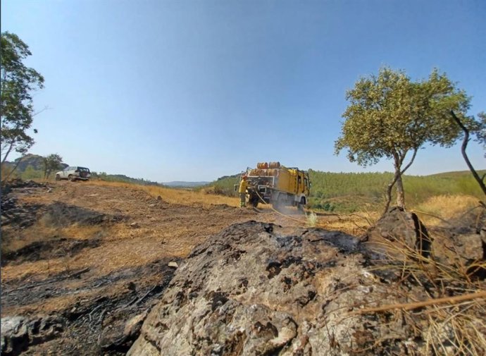 Labores de extinción en el incendio en Alburquerque (Badajoz)