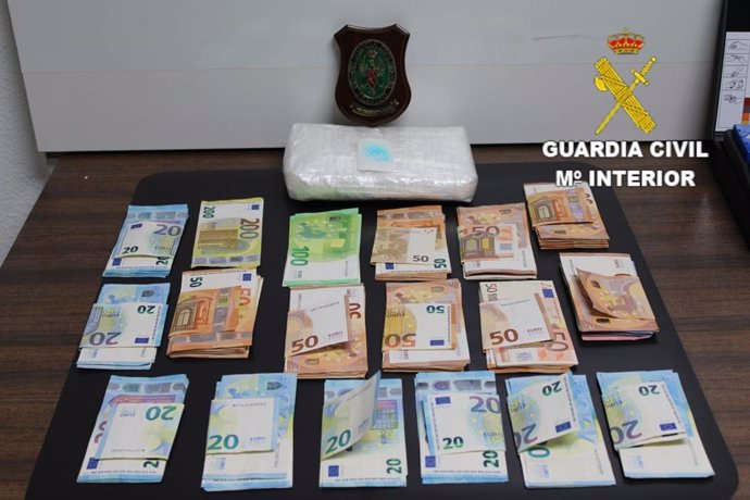 Droga y dinero intervenidos por la Guardia Civil