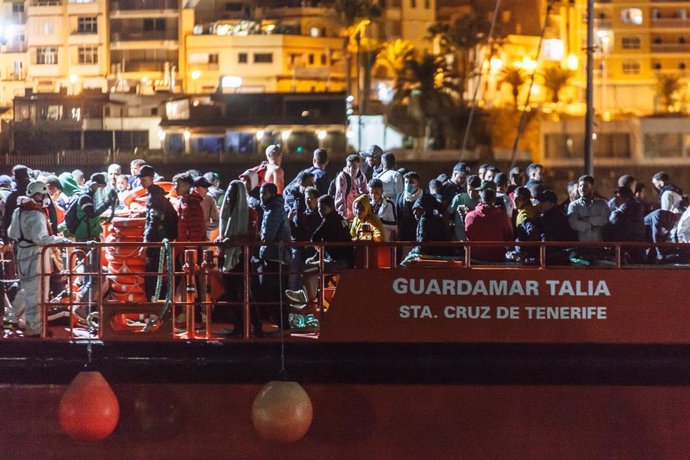 La Salvamar Talía llega al puerto de Arguineguín con varios migrantes a 14 de septiembre de 2021 en Gran Canaria (Islas Canarias), España. Los migrantes han sido rescatados de cuatro pateras en alta mar y los ha trasladado al muelle de Arguineguín, en e