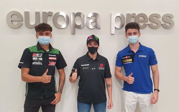 Ana Carrasco, junto a Adrián Huertas (izda) y Manu González (dcha) tras su visita a Europa Press