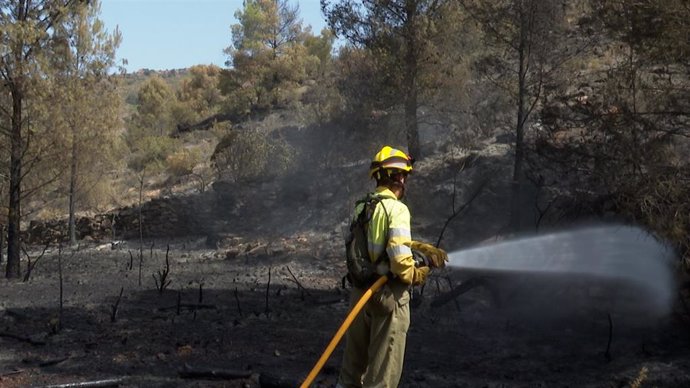 Archivo - Un bombero trabaja en la extinción del incendio forestal de Azuébar (Castellón)
