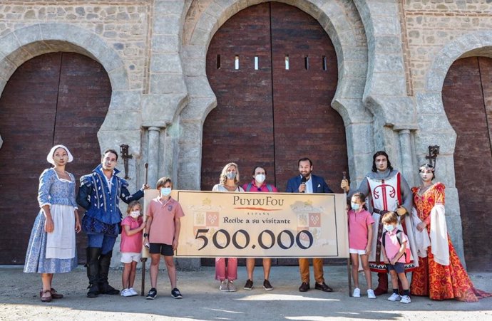 Recepción al visitante número 500.000 al parque temático Puy du Fou en Toledo