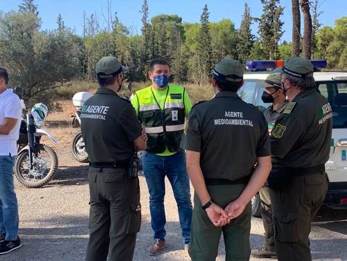 El director general del Medio Natural, Fulgencio Perona, durante su visita al dispositivo desplegado en el monte Cuadros