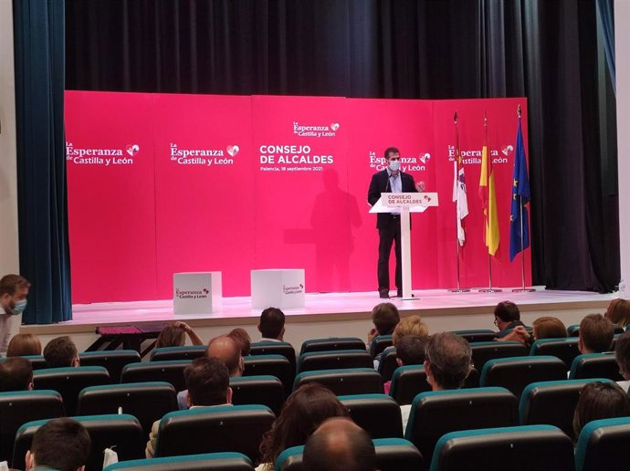 El secretario general del PSOECyL, Luis Tudanca, clausura la Escuela de Alcaldes en la localidad palentina de Dueñas.