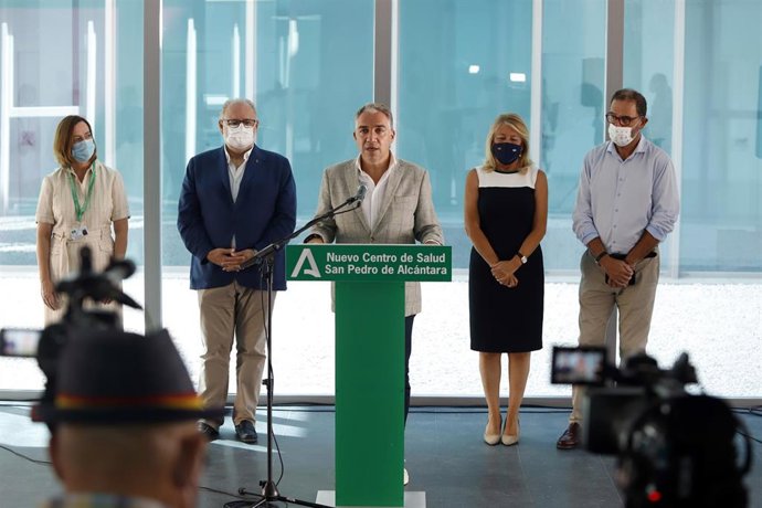 el consejero de la Presidencia, Administración Pública e Interior, Elías Bendodo, atiende a los medios después de asistir a la culminación de las obras del nuevo centro de salud 