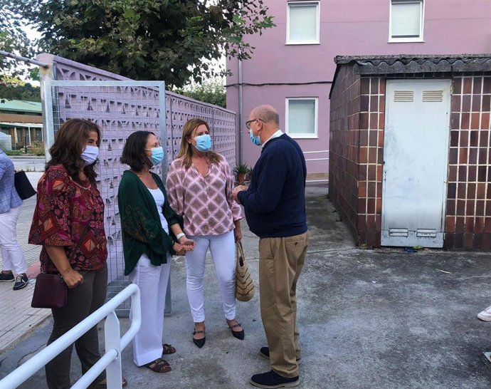 La consejera de Derechos Sociales y Bienestar, Melania Álvarez, visita el barrio de Lada en Langreo.