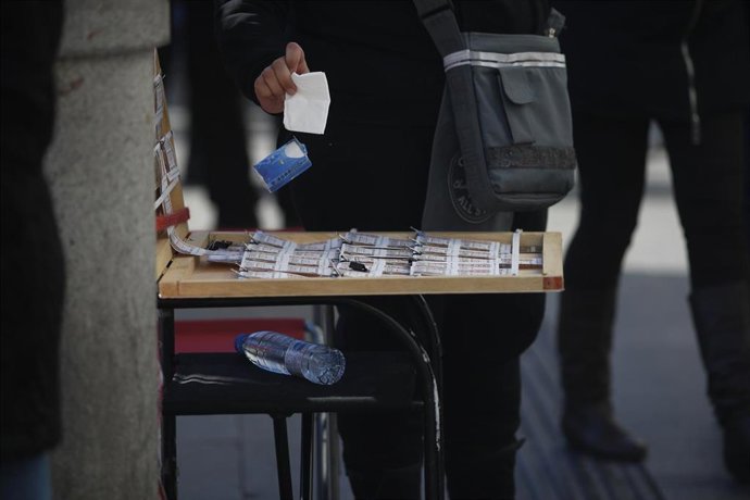 Archivo - Colas en los puestos de lotería (recurso)
