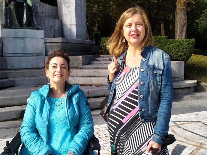 La portavoz de Somos Oviedo, Ana Taboada,  y de Podemos Oviedo, Luisa Nogueiro.