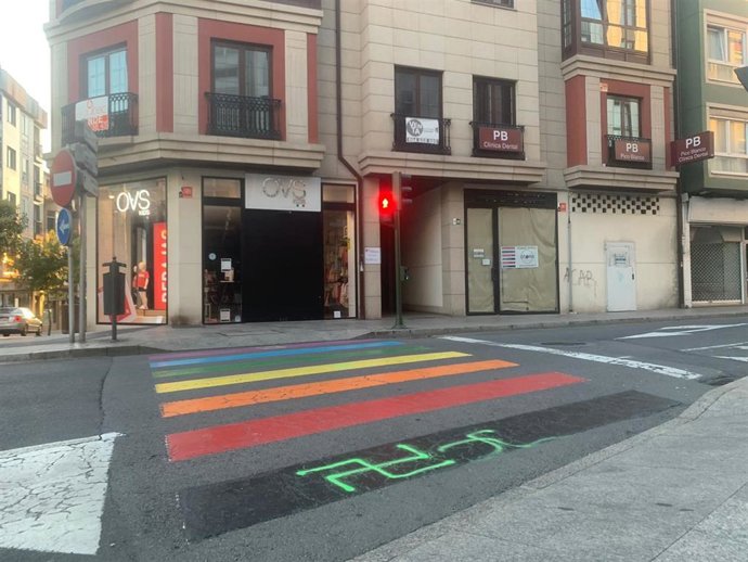 Archivo - Pintan una esvástica en un paso de peatones decorado con la bandera LGTBI de Carballo