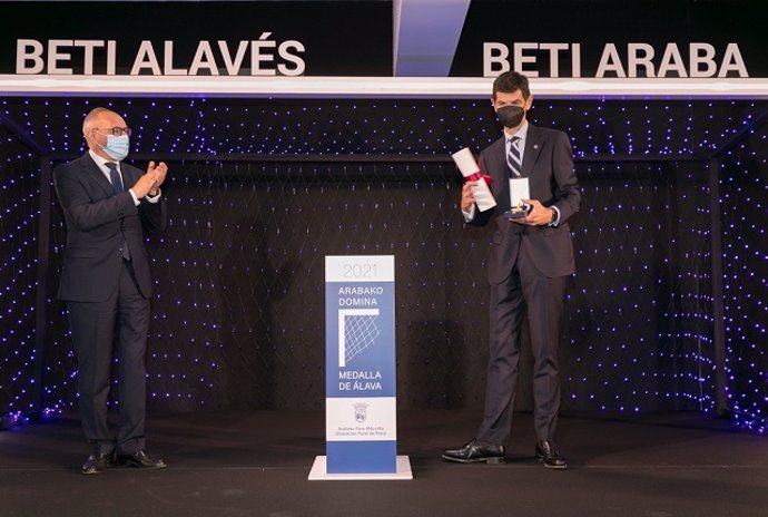 La Diputación Foral de Álava ha hecho entrega de la Medalla de Álava 2021 al Deportivo Alavés