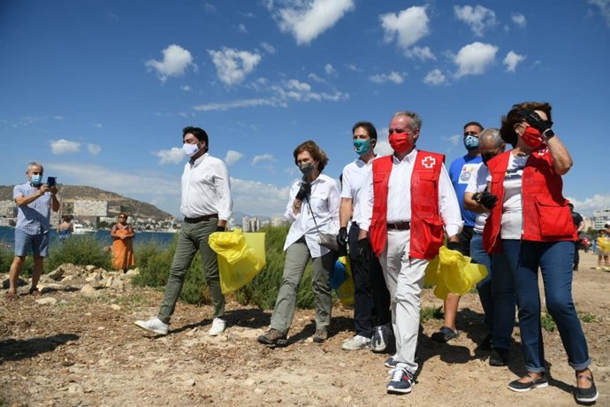 La Reina Sofía participa en una limpieza de residuos de la playa de la Almadraba (Alicante) por el World Clean Up Day