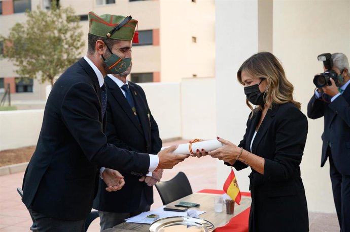 El alcalde de Almería asiste al primer izado de bandera de la Hermandad de Legionarios de Honor en su nueva sede