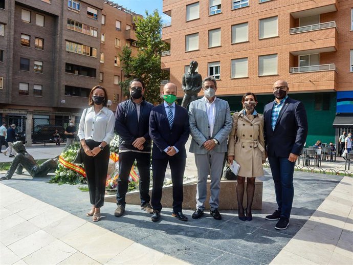Representantes de VOX en la manifestación en favor de las víctimas del terrorismo, organizada por la AVT.
