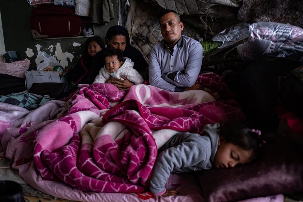 Archivo - Refugiados afganos en un edificio en la frontera entre Turquía y Grecia.