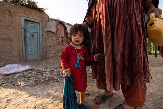 Una nena desplaada a l'Afganistan al costat de la seva mare.