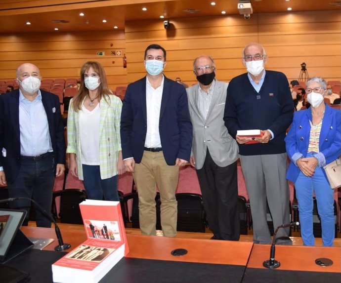 El secretario xeral del PSdeG, Gonzalo Caballero, acompañado por socialistas coruñeses presenta 'Un viaje a la historia del socialismo coruñés del siglo XX y XXI'
