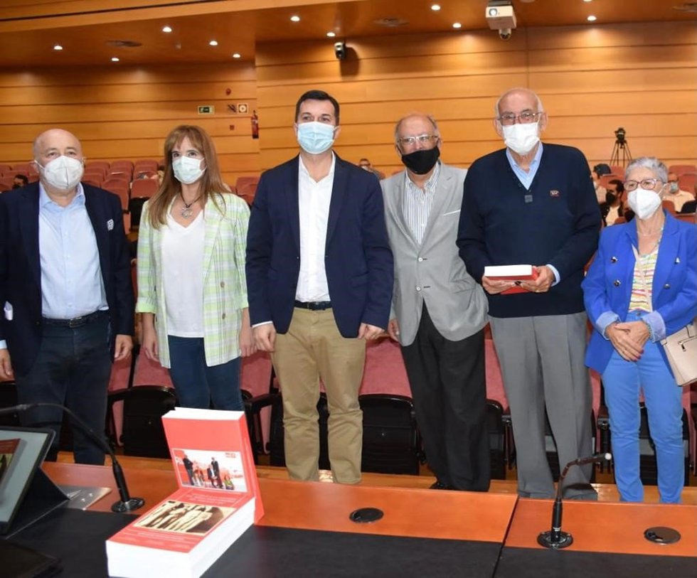 El secretario xeral del PSdeG, Gonzalo Caballero, acompañado por socialistas coruñeses presenta 'Un viaje a la historia del socialismo coruñés del siglo XX y XXI'