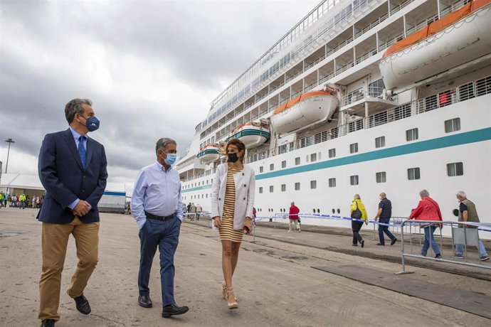 El presidente de Cantabria, Miguel Ángel Revilla (centro), el presidente del Puerto de Santander, Francisco Martín, y la directora de Turismo del Gobeirno, Marta Barca, dan la bienvenida al crucero 'Amera'