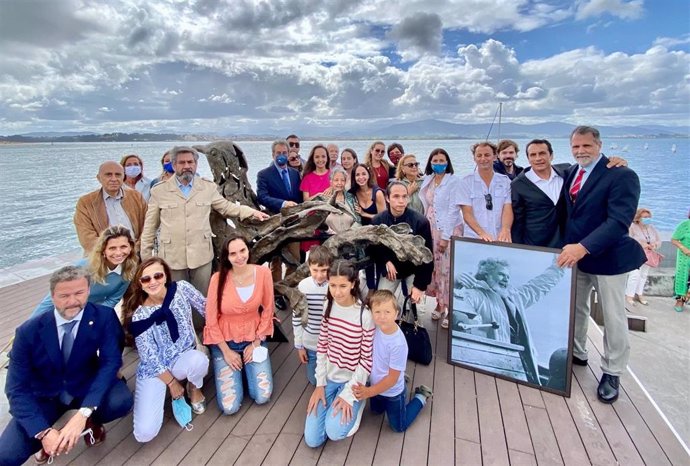 Inauguración de la escultura 'Paloma de la paz' en las dunas de Gamazo, en Santander, en recuerdo al navegante Vital Alsar