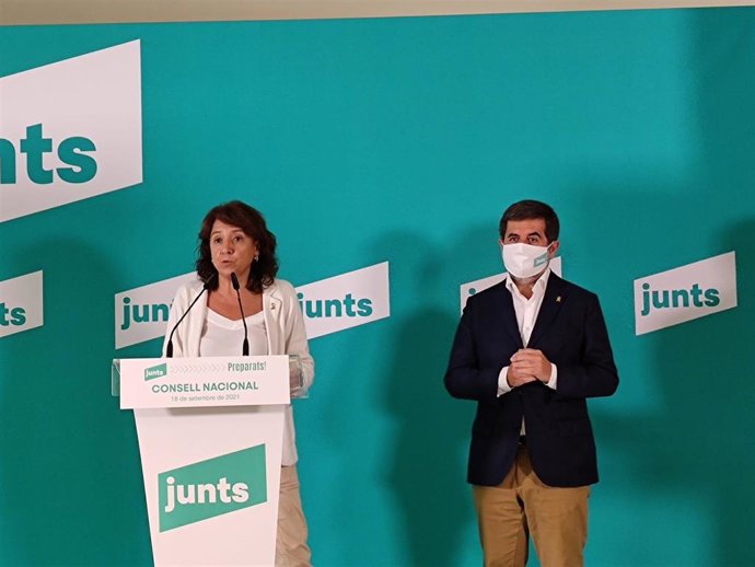 La presidenta del Consell Nacional de Junts, Anna Erra, y el secretario general de Junts, Jordi Snchez