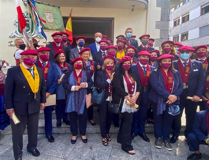 El XXIV Gran Cabildo de la Cofradía de la Anchoa nombra nuevos cofrades, entre ellos el director deportivo de ciclismo Manolo Saiz como cofrade de honor